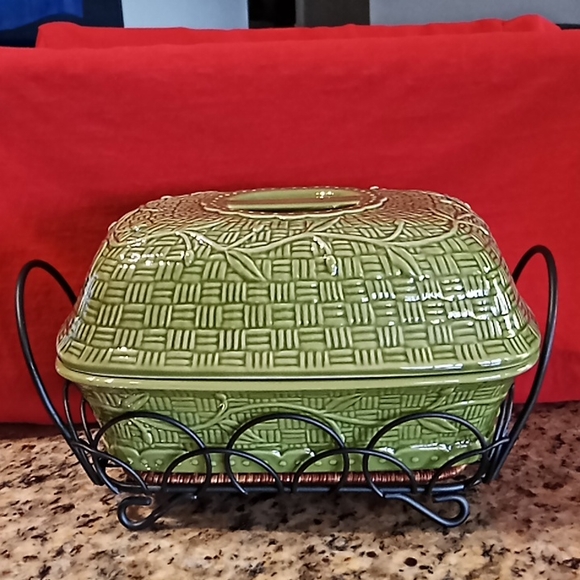 TEMP-TATIONS Presentable Ovenware Covered Green Casserole Dish. 4 Qt. by Tara. - Picture 1 of 16